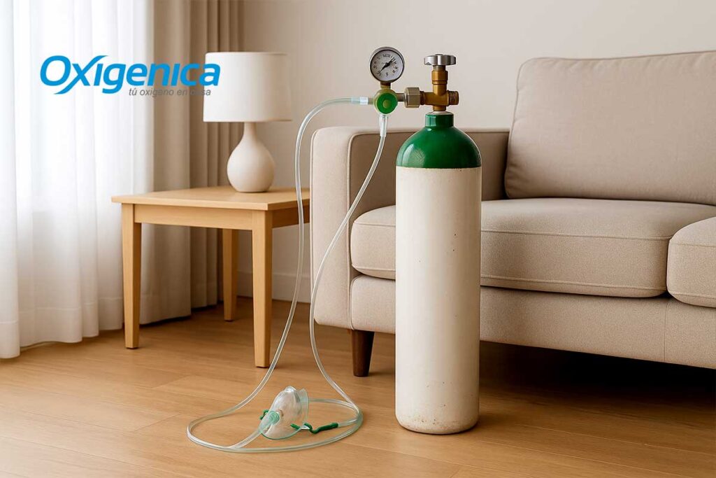 Tanque de oxígeno con regulador y mascarilla en habitación de casa.