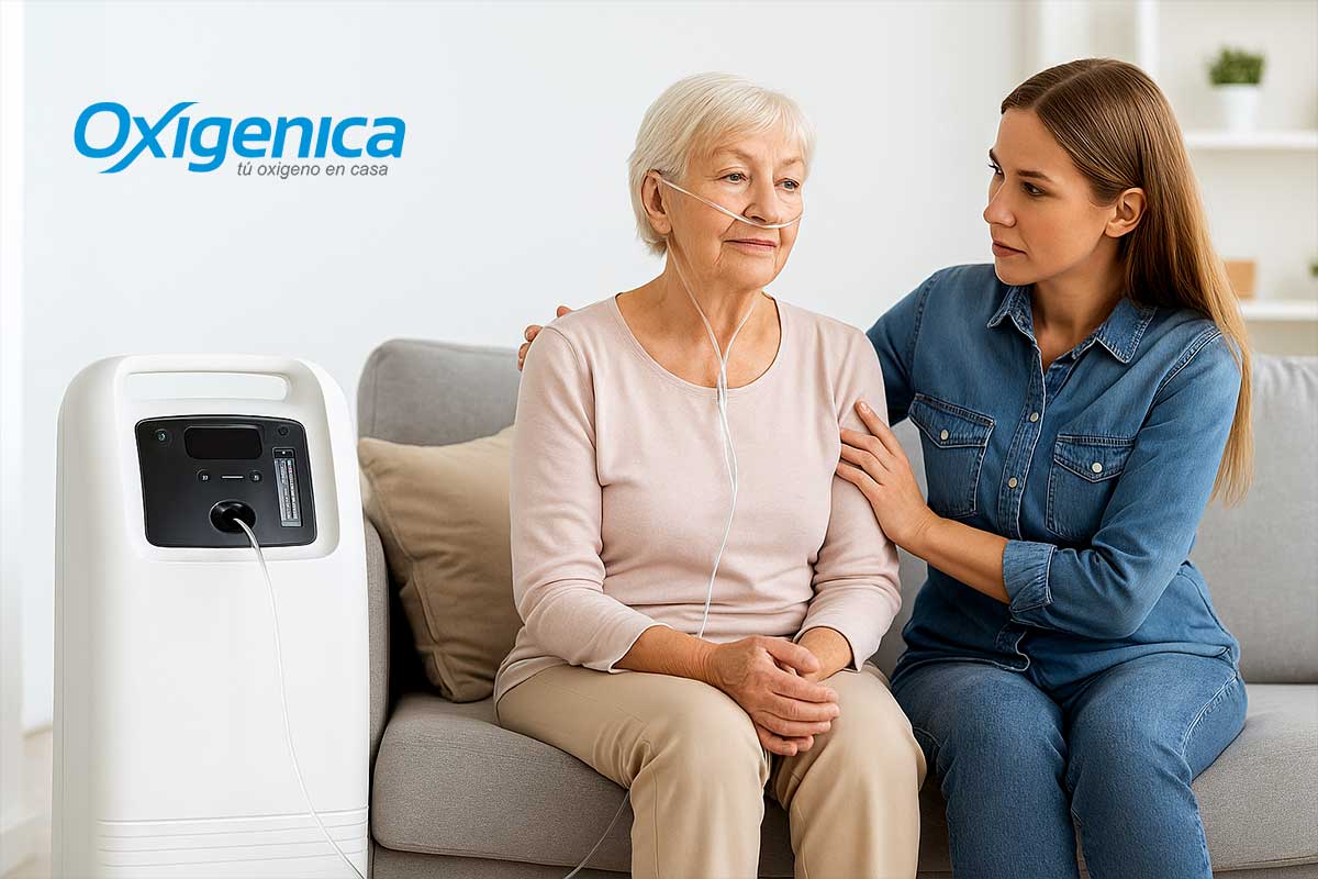 Concentrador de oxígeno moderno en una sala de Monterrey, con paciente recibiendo oxigenoterapia en casa